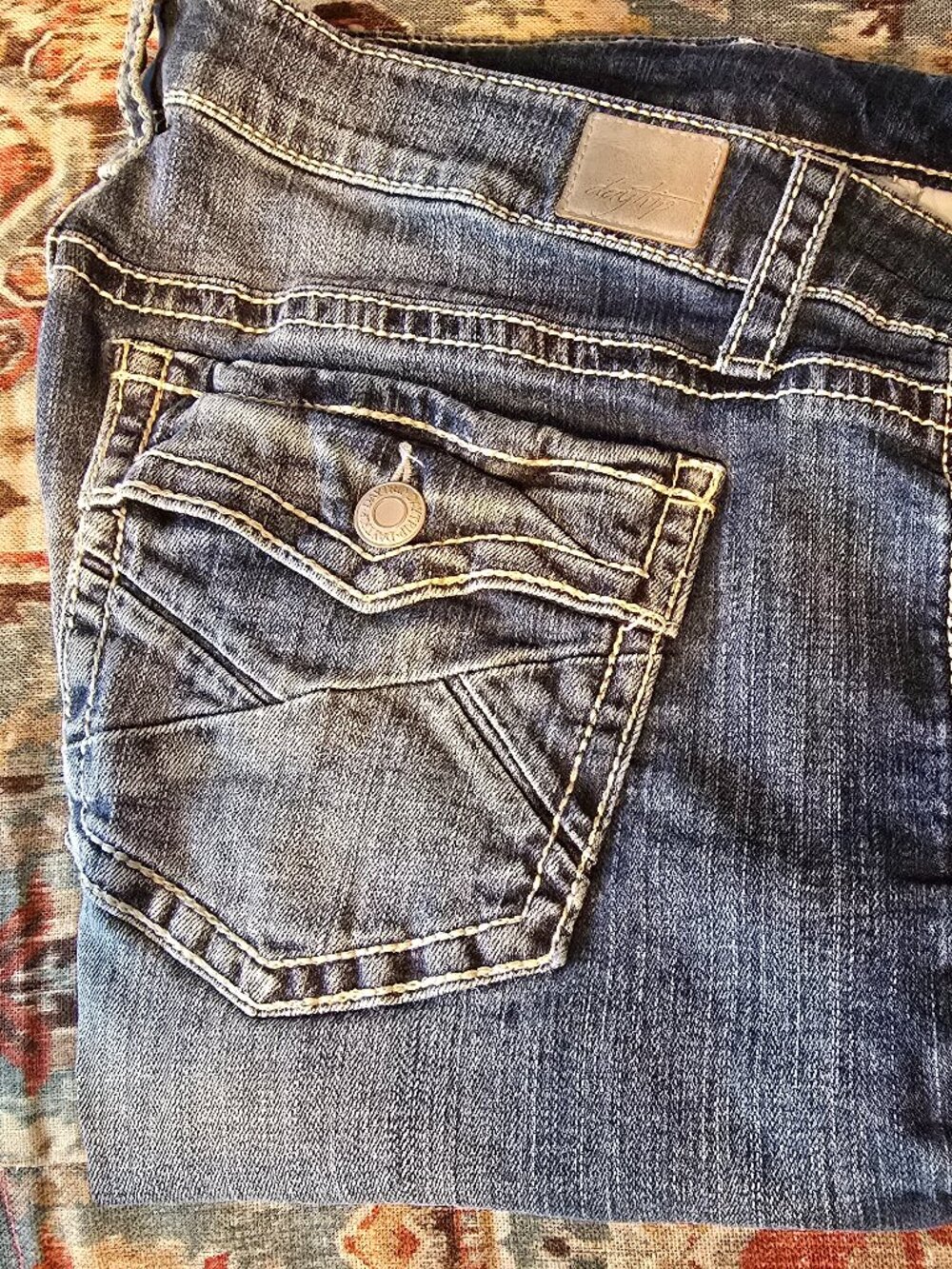 DayTrip Virgo Bootcut Jeans from Buckle - EUC